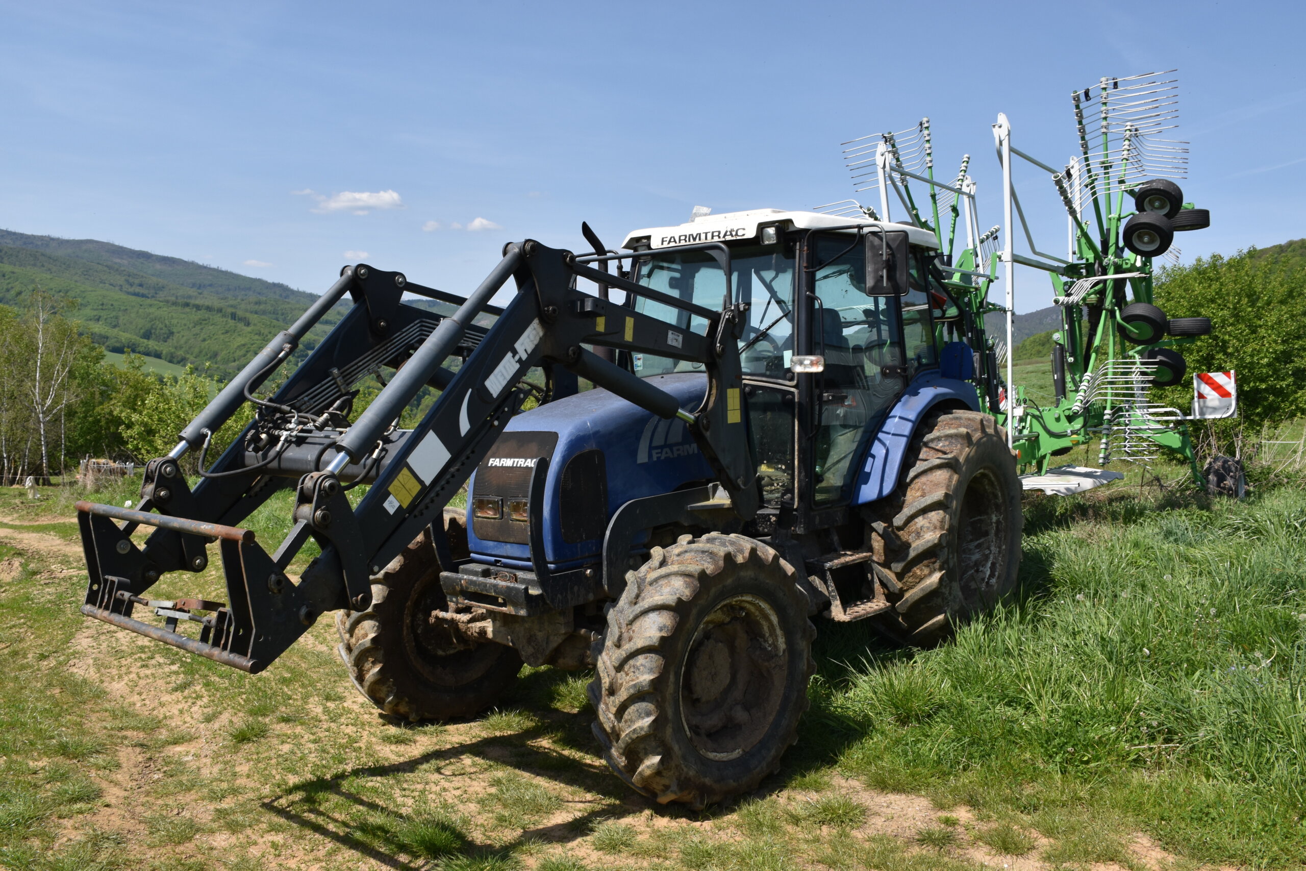 Traktor Farmtrac 675 DT s výkonom 75 koní, ktorý spoľahlivo používa Ondrej Gallo už od roku 2008. 